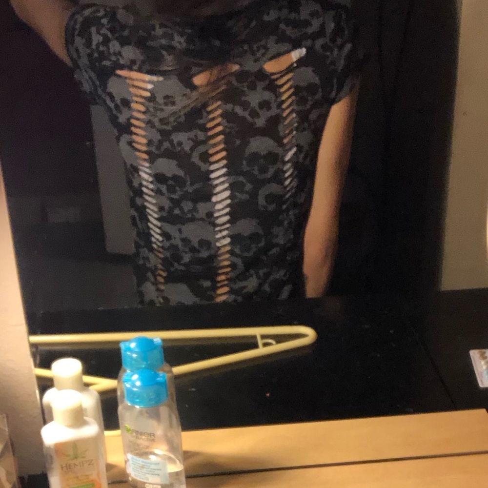 V neck tee with cut-outs in the back
